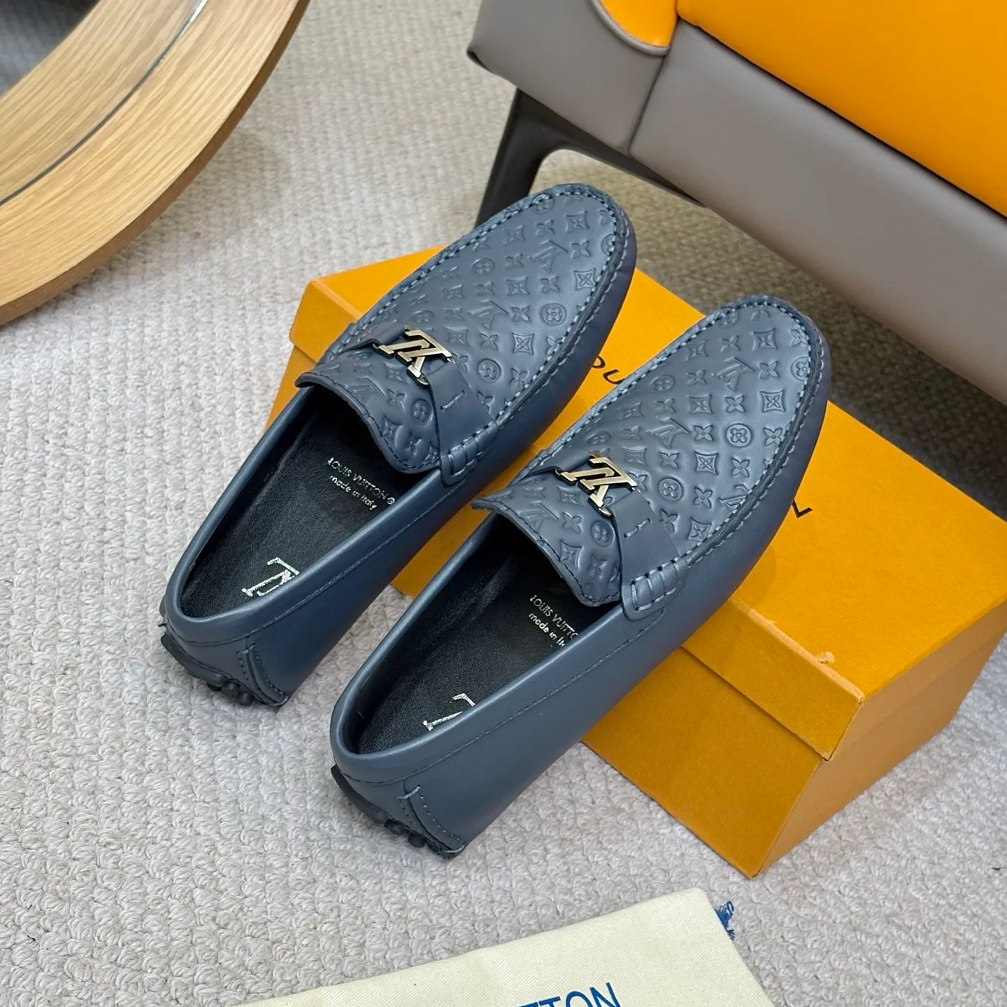 Men's men's shoes 💰420 (Yangli) LV 2⃣️0⃣️2⃣️5️⃣Spring and summer counter GLORIA series models ✈️Original factory special leather production, original last type. A classic driving slip-on casual shoe that shows an elegant style with exquisite craftsmanship details such as Monogram embossing all over the upper🌀Italian imported calfskin fabric Sheepskin foot pads➕Inside～Private mold replica sole Unique style Comfortable driving slip-on Size: 4-12 (38-46) Comes with [Counter packaging: original box, wrapping paper, card, instruction manual, shoehorn, cloth bag] No pressure to enter and leave the counter!